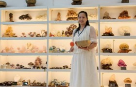 钟华珍荣获拾遗传承“中医养生（二十四节气铜锣水晶颂钵声音疗法）非物质文化遗产传承人”称号