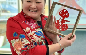 杨雪芬荣获“满族剪纸非物质文化遗产传承人”称号