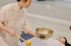 何曼楹荣获拾遗传承“中医养生（二十四节气铜锣水晶颂钵声音疗法）非物质文化遗产传承人”称号