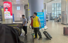 暑运路上的青春护航——记呼铁局暑运志愿者服务纪实