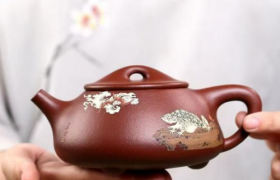 季小英荣获拾遗传承“紫砂壶制作技艺非物质文化遗产传承人”称号